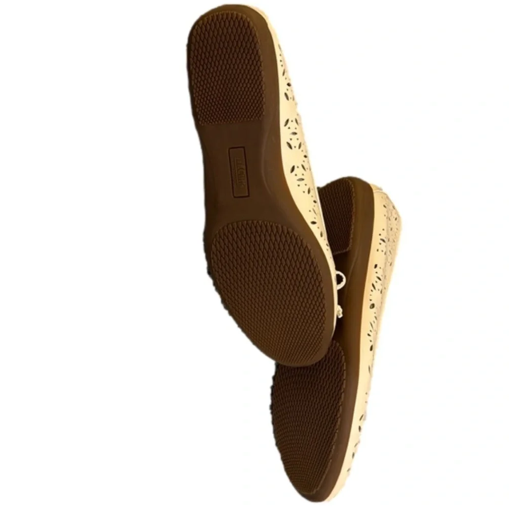 NWT Cliffs by White Mountain cream comfort flats 